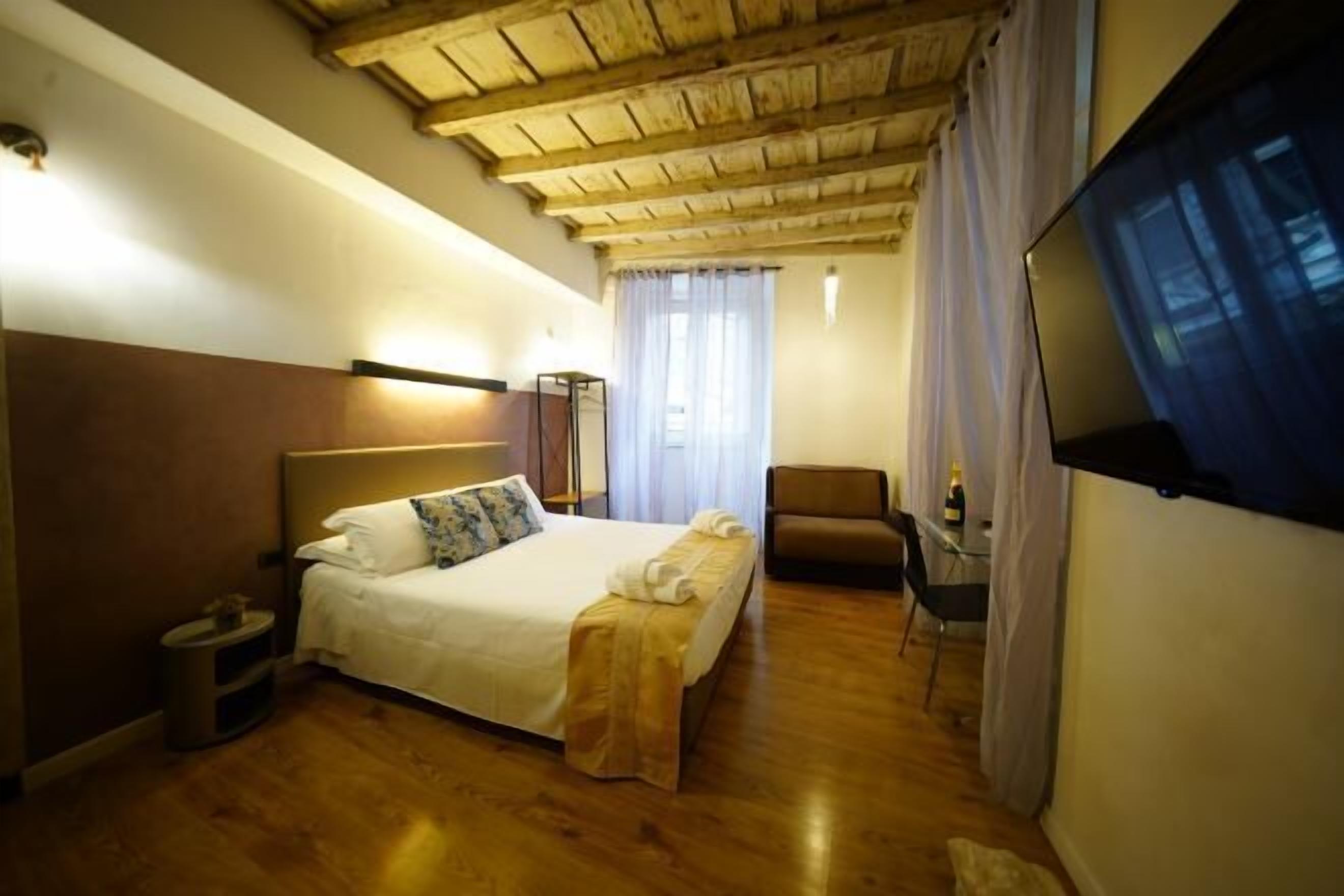 Een bureau, geluiddichte muren, een strijkplank/strijkijzer, gratis wifi