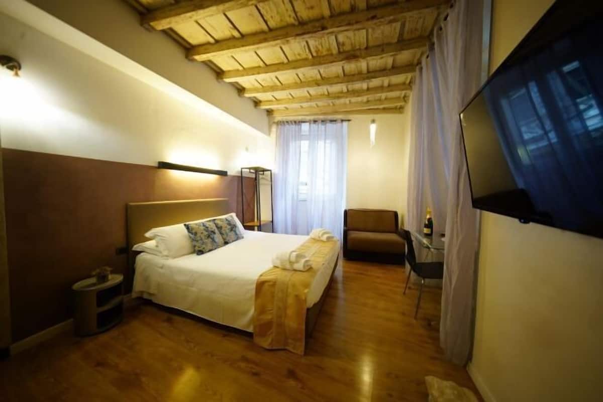 Escritorio, sistema de insonorización y tabla de planchar con plancha