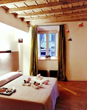 Schreibtisch, schallisolierte Zimmer, Bügeleisen/Bügelbrett