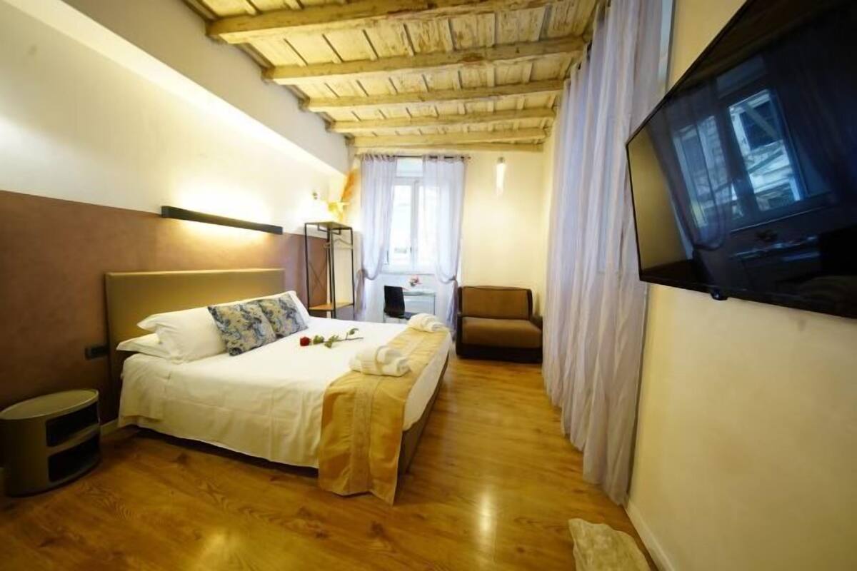 Escritorio, sistema de insonorización y tabla de planchar con plancha