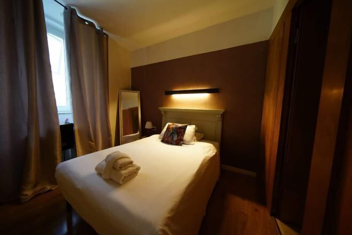 Escritorio, sistema de insonorización y tabla de planchar con plancha