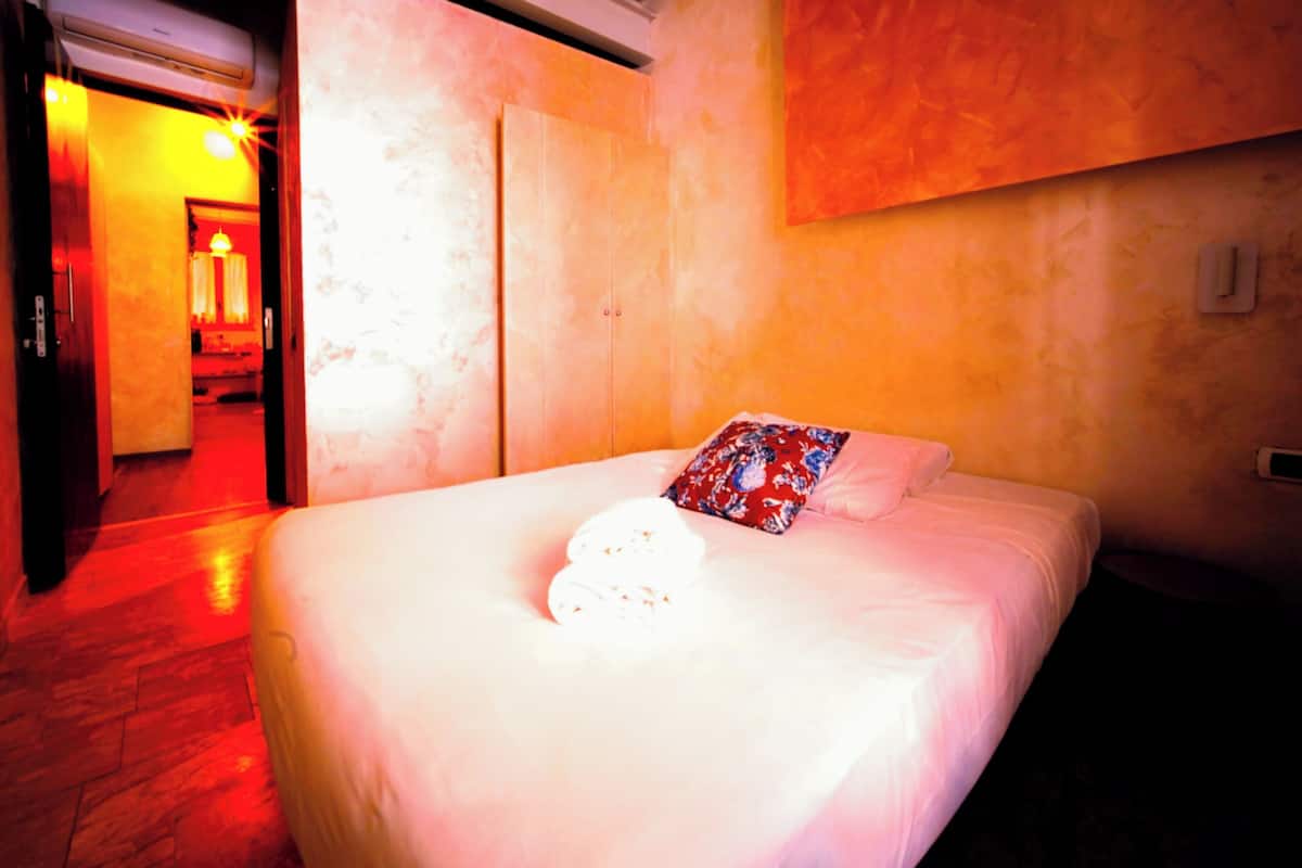 Una scrivania, insonorizzazione, ferro/asse da stiro, Wi-Fi gratuito