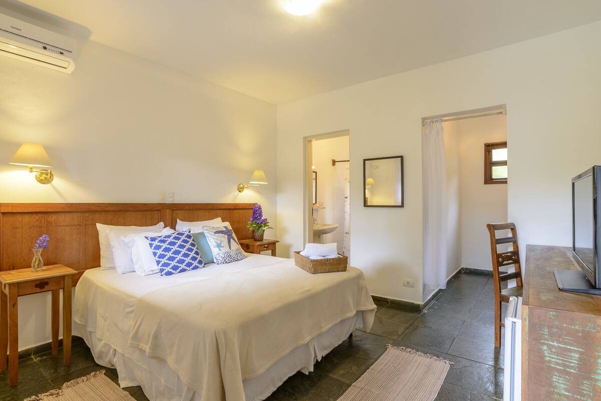 Minibar, laptop workspace, travel cot, free WiFi