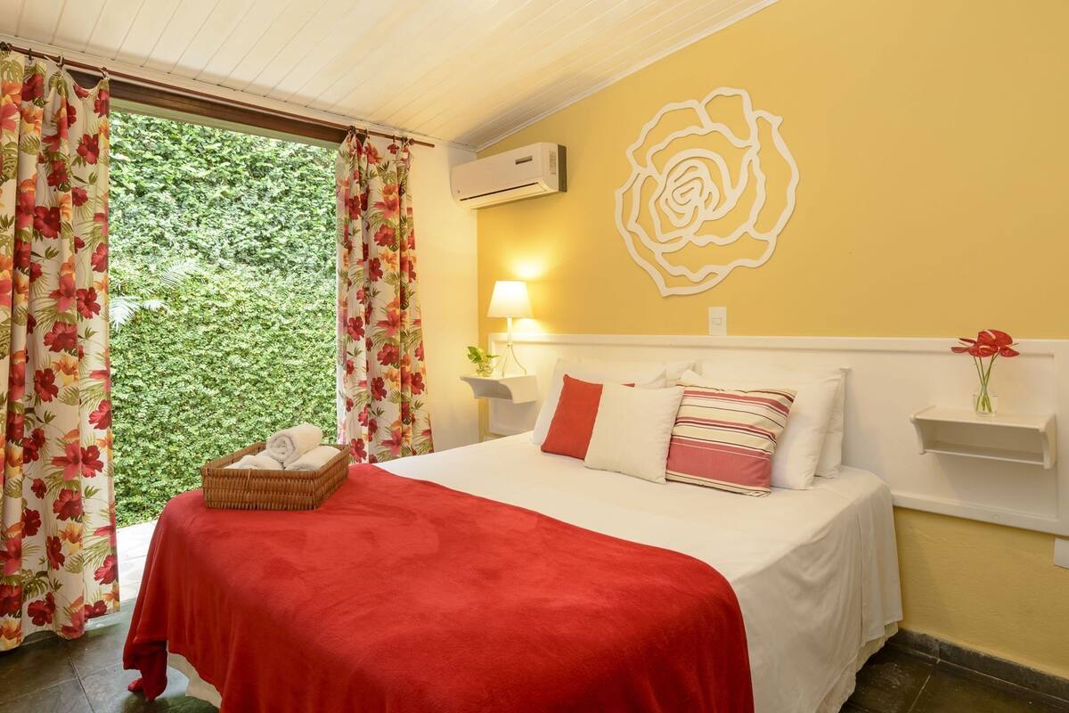 Minibar, laptop workspace, travel cot, free WiFi