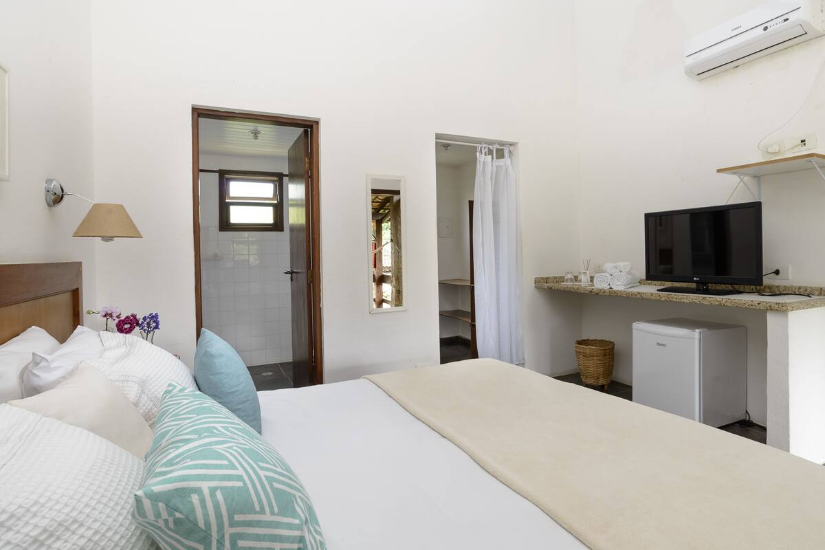 Minibar, laptop workspace, travel cot, free WiFi