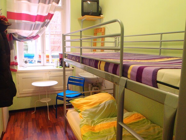 Iron/ironing board (on request), WiFi (free) - Hostel Anlema Berlin (Berlin)