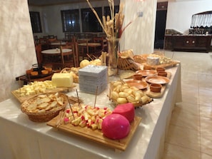 Free daily buffet breakfast - Pousada das Rosas (Miguel Pereira)