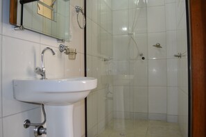 Standard Room | Bathroom - Pousada das Rosas (Miguel Pereira)