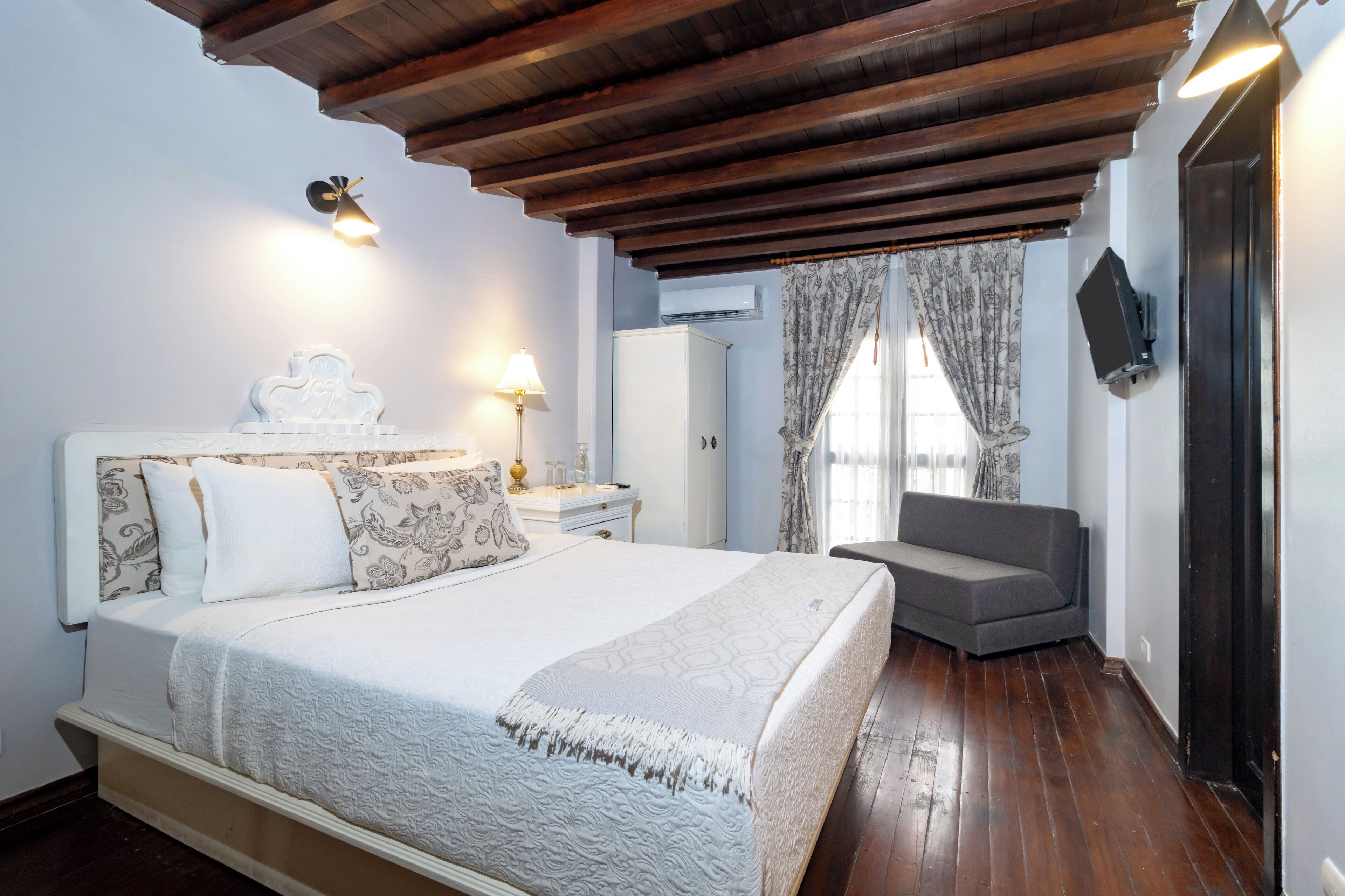 Double Room, 1 Double Bed | Down comforters, pillowtop beds, in-room safe, individually furnished