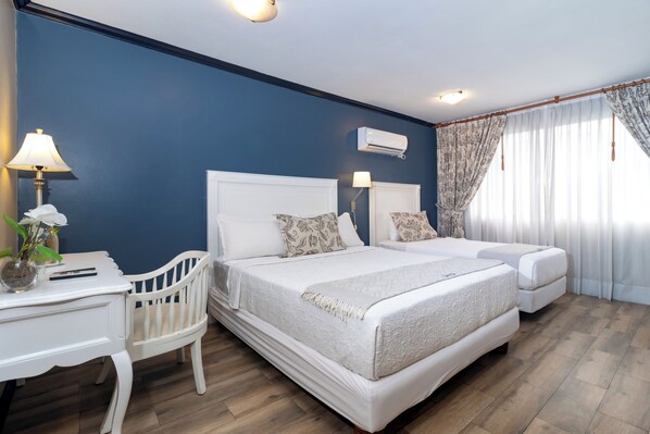 Kahden hengen huone, 2 yhden hengen sänkyä | Untuvapeitot, pillowtop-patjalliset sängyt, tallelokero huoneessa