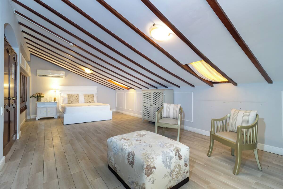 Luxury Studio Suite | Down comforters, pillowtop beds, in-room safe, desk