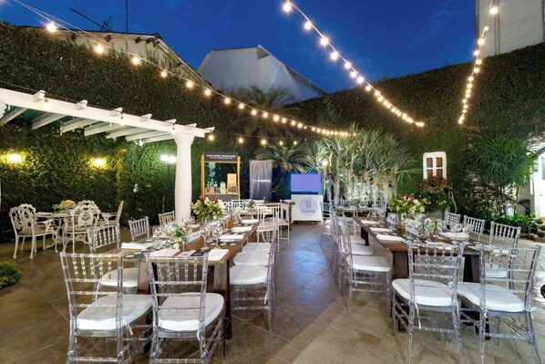 Outdoor banquet area - Casa García (Samborondon)