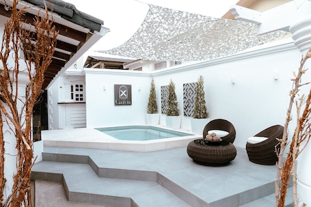 Outdoor spa tub