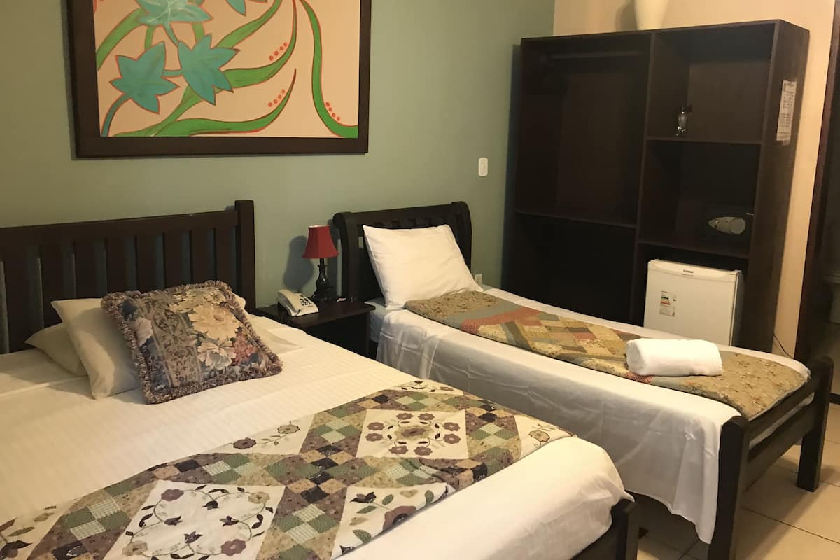 Deluxe - Double Room | Minibar, coffres-forts dans les chambres, bureau, rideaux occultants