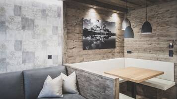 Exclusive-lejlighed - 1 soveværelse - bjergudsigt - ved pool | Opholdsområde | 42-tommers fladskærms-tv med satellitkanaler, tv, gulvvarme