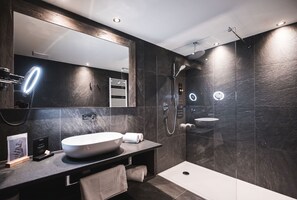 Dusj, toalettartikler (inkludert), hårføner og badekåper