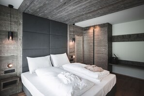 低過敏寢具、客房內保險箱、書桌、筆電工作空間