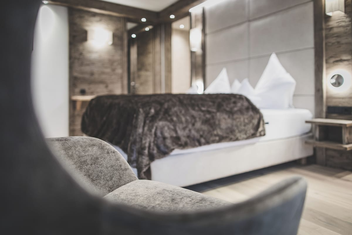 Exclusief appartement, 1 slaapkamer, uitzicht op bergen, aan het zwembad | 1 slaapkamer, hypoallergeen beddengoed, een kluis op de kamer