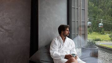 Sauna, hot tub, Turkish bath/hammam, body treatments, aromatherapy