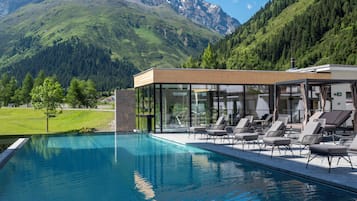 Piscine extérieure, chaises longues