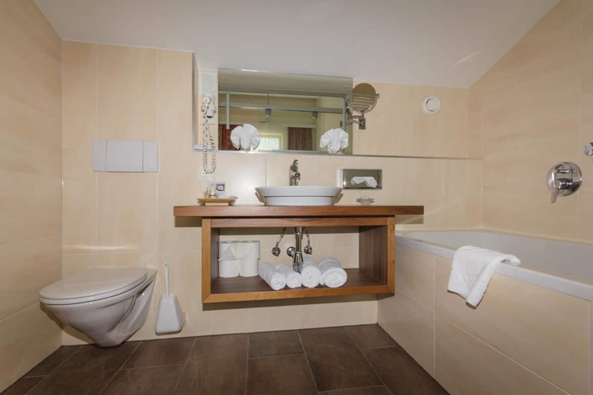 A bathroom with a toilet, sink, and bathtub.