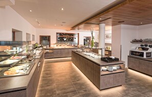 3 间餐厅,供应午餐