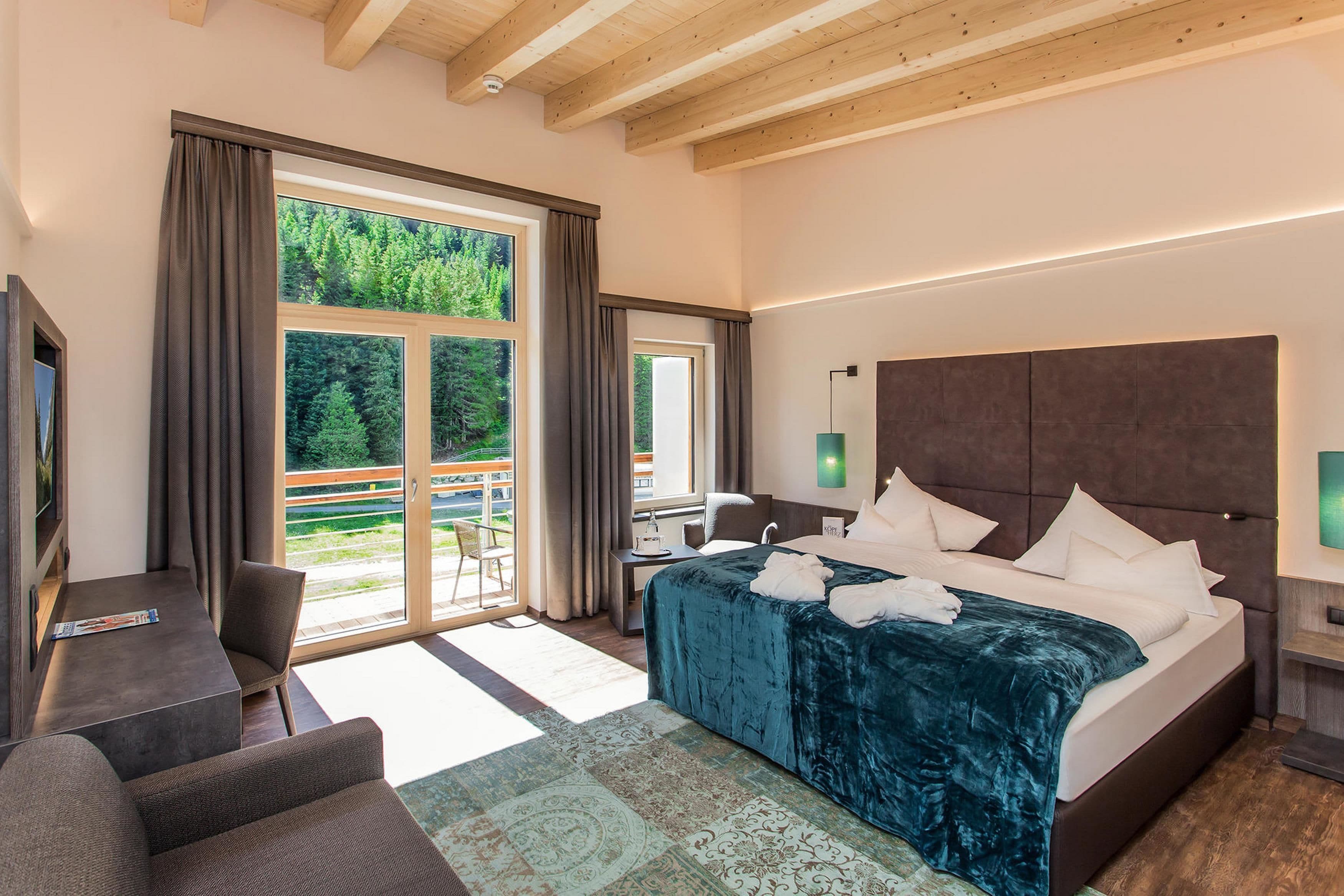 Suite, Balcony, Mountain View | In-room safe, desk, free WiFi, bed sheets