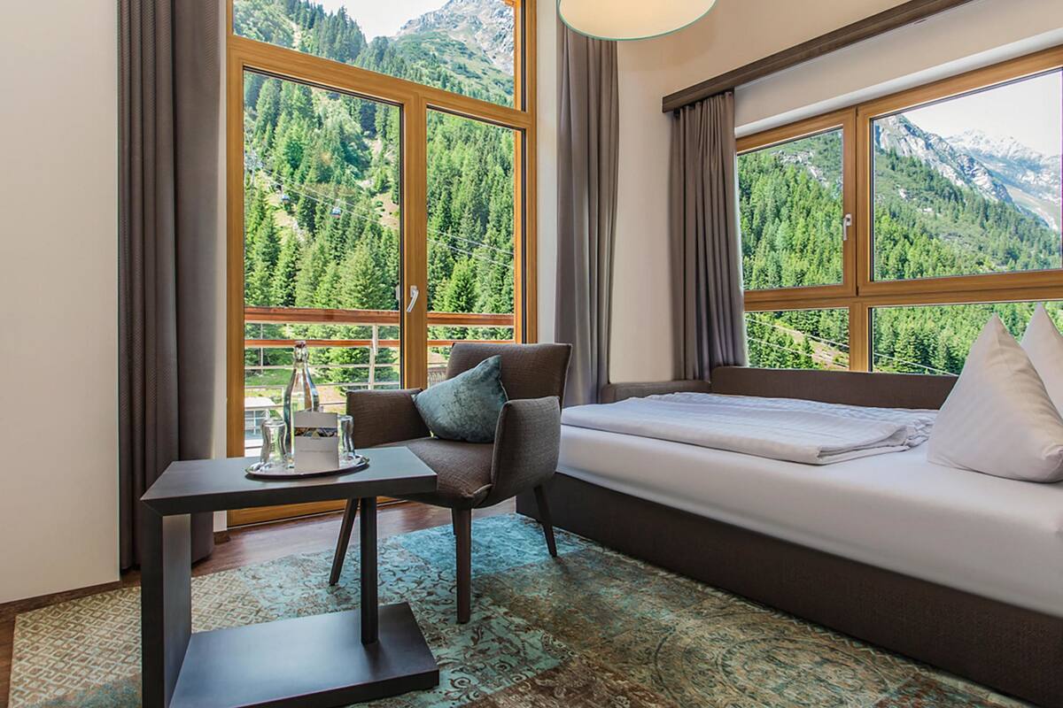 suite, balcony, mountain view | in-room safe, desk, free wifi, bed sheets