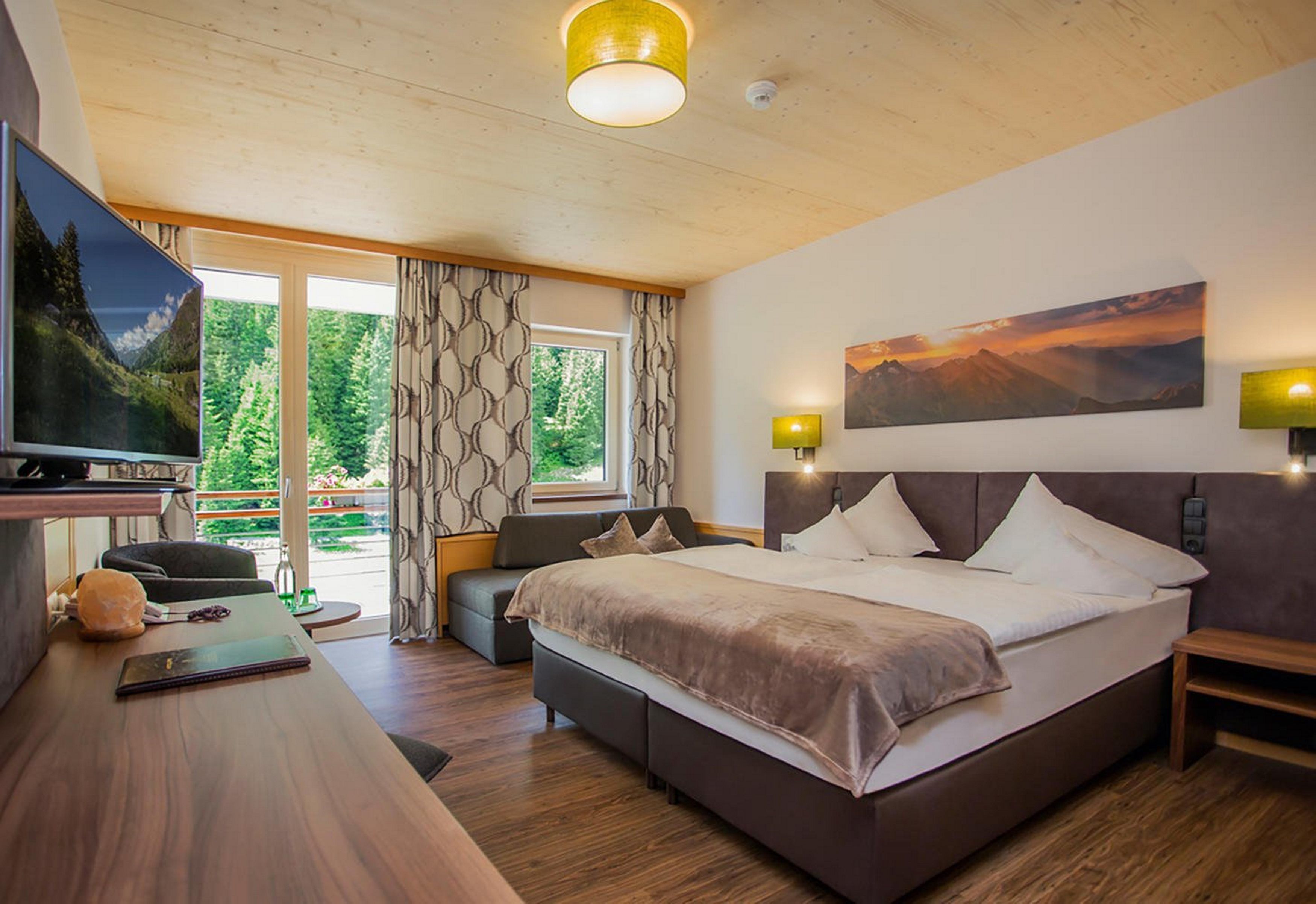 comfort double room | in-room safe, desk, free wifi, bed sheets