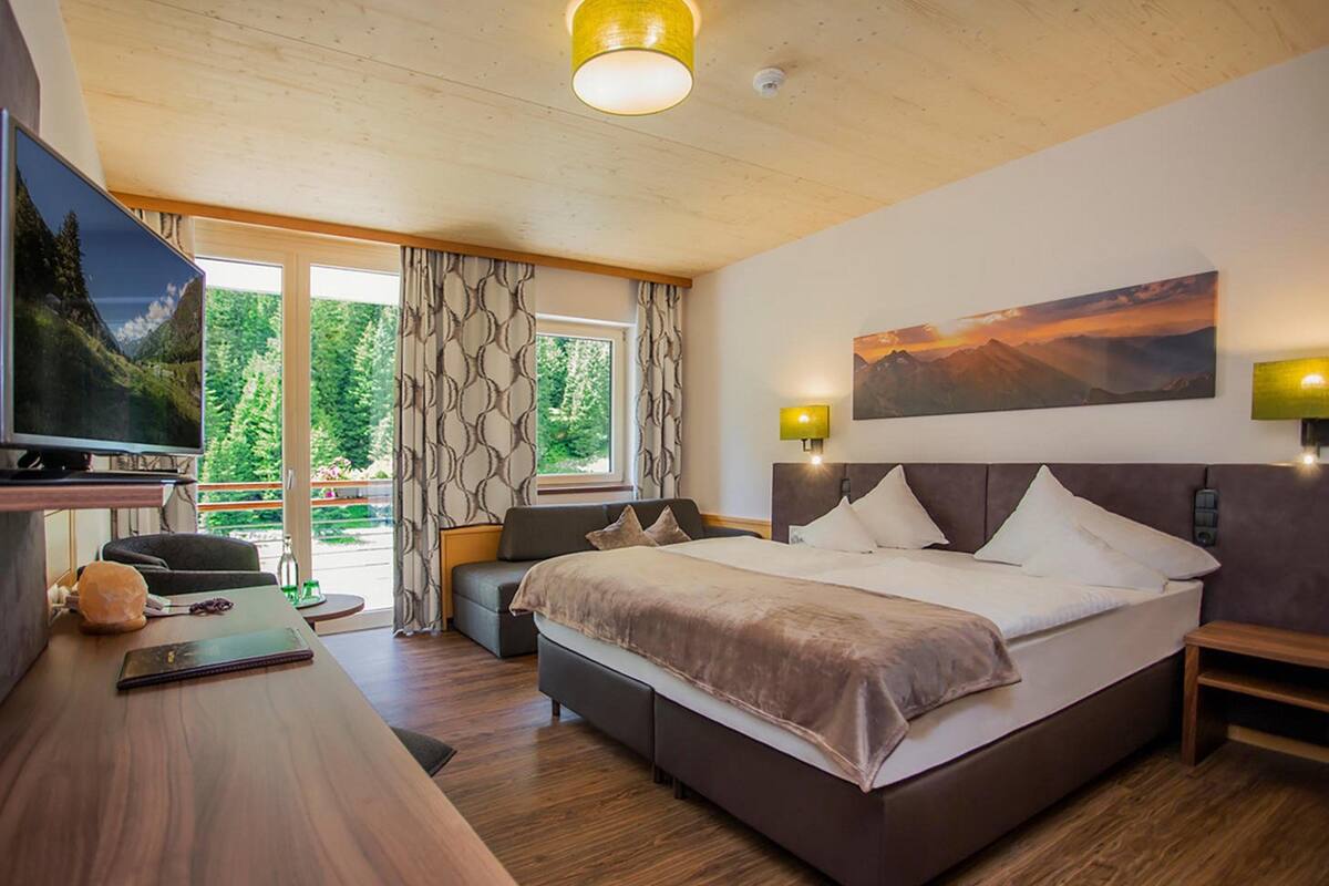 comfort double room | in-room safe, desk, free wifi, bed sheets