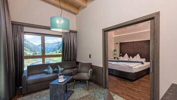 Suite, Balkon, Bergblick | Zimmersafe, Schreibtisch, kostenloses WLAN, Bettwäsche