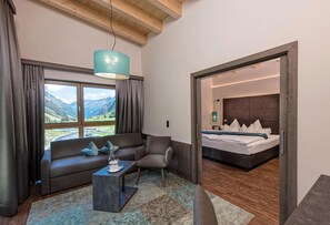 Suite, balkong, fjellutsikt | Safe på rommet, skrivebord, wi-fi (inkludert) og sengetøy