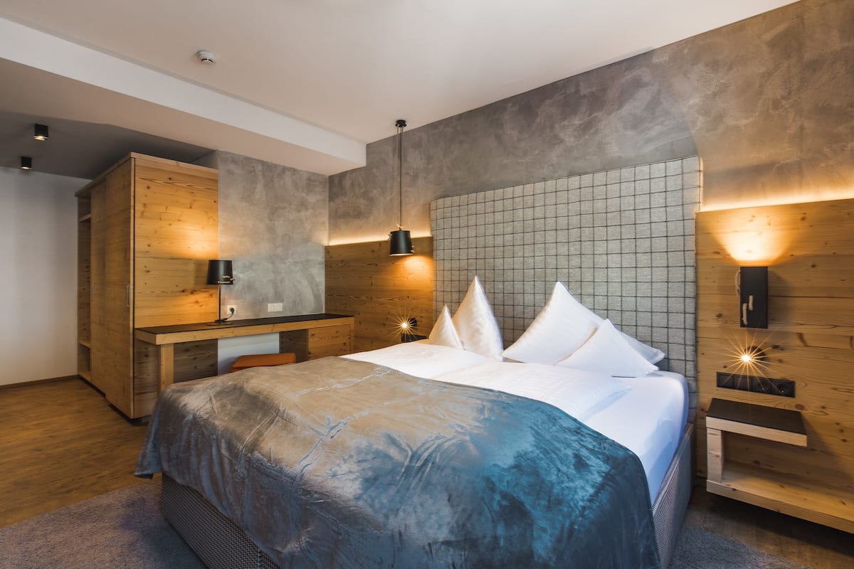 Room | In-room safe, desk, free WiFi, bed sheets