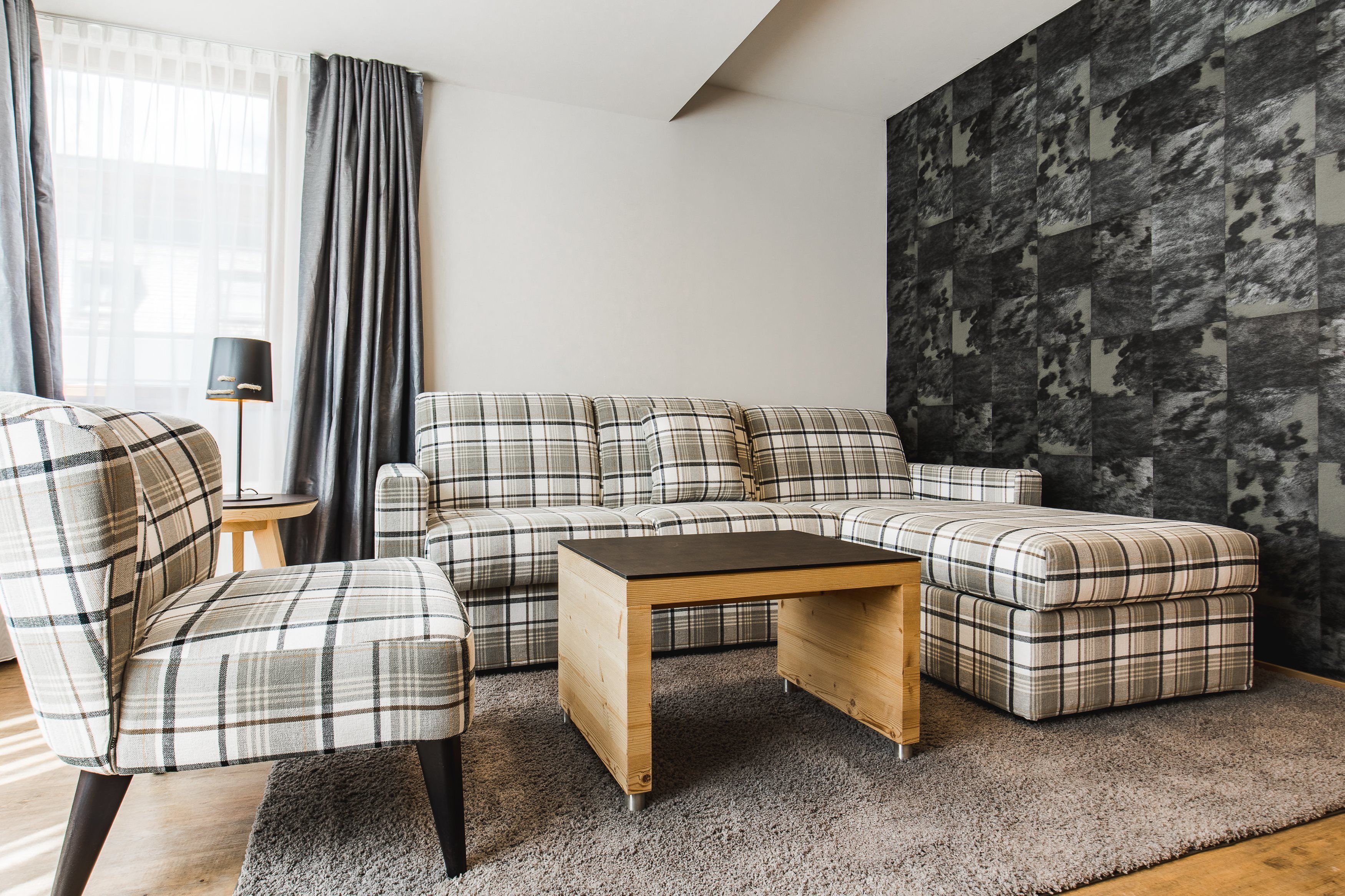 suite | in-room safe, desk, free wifi, bed sheets