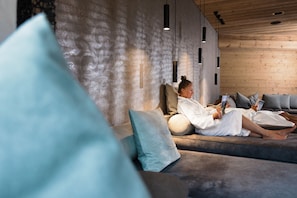 Sauna, hot tub, Turkish bath/hammam, body treatments, aromatherapy