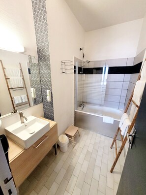 Rainfall showerhead, hair dryer, towels, soap - Citotel Atlantic Hotel (Pau)