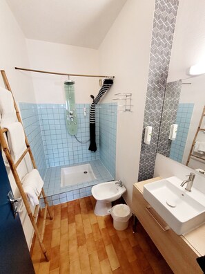 Rainfall showerhead, hair dryer, towels, soap - Citotel Atlantic Hotel (Pau)