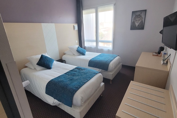 Habitación económica con 2 camas individuales | Ropa de cama de alta calidad, colchones Select Comfort, escritorio