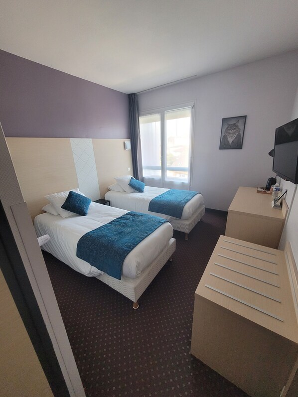 Economy Twin Room | Premium bedding, Select Comfort beds, desk, free WiFi - Citotel Atlantic Hotel (Pau)