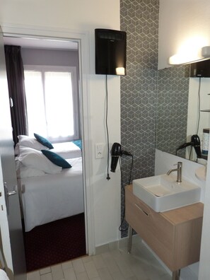 Habitación económica con 2 camas individuales, 2 camas individuales, no fumadores | Baño | Cabezal de ducha tipo lluvia, secador de pelo, toallas y jabón
