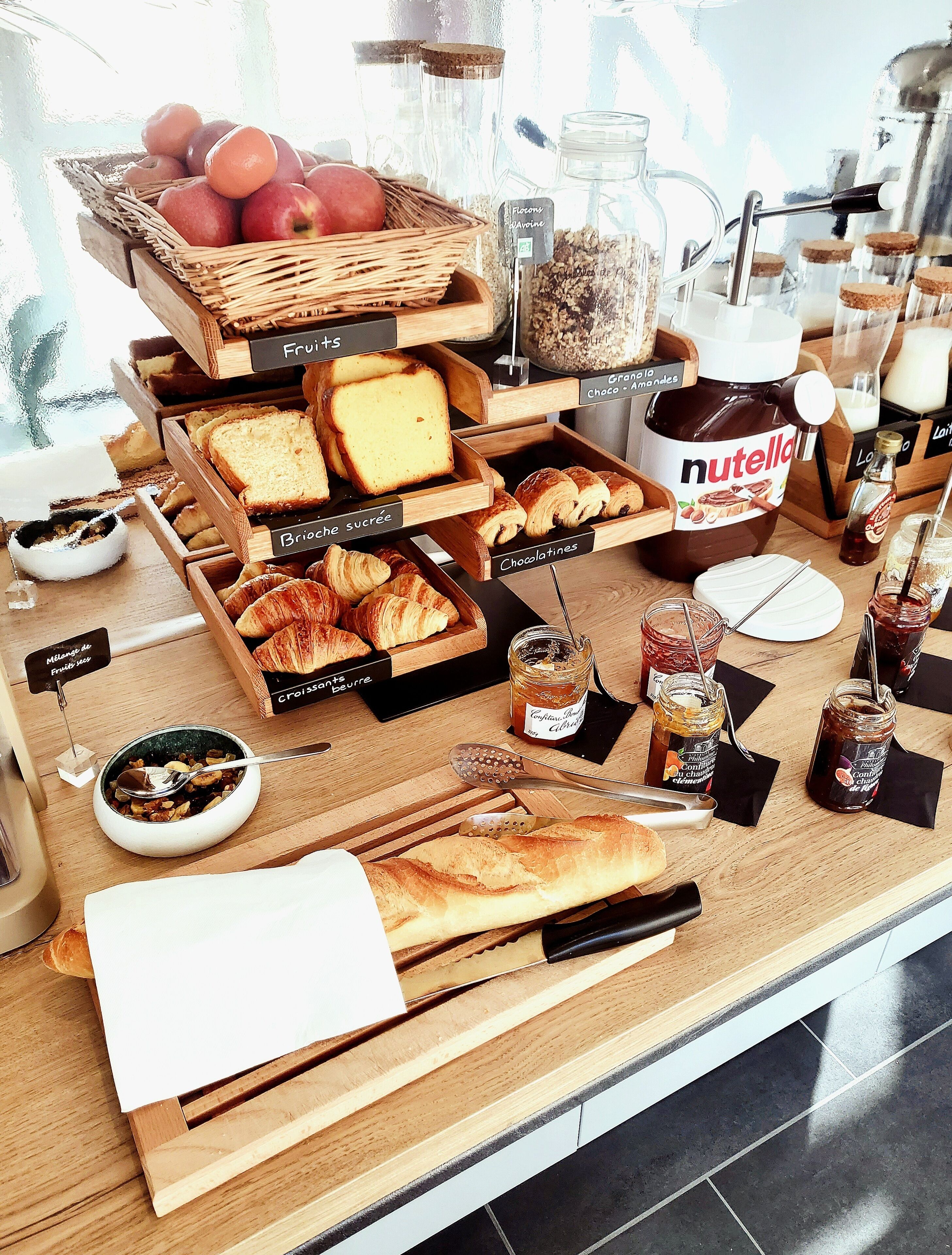 Petit déjeuner buffet (12 EUR par personne)
