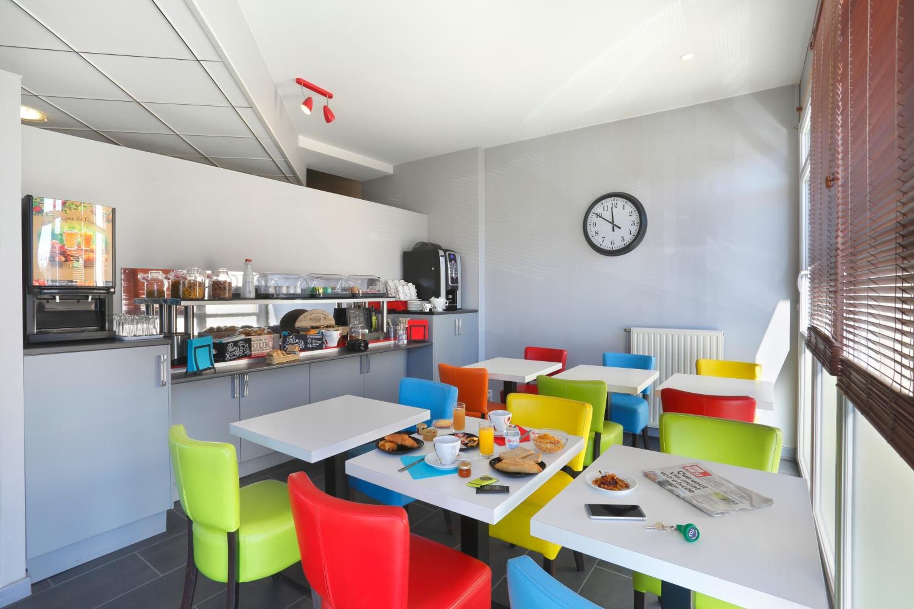 2 restaurants, breakfast, lunch, dinner served; french cuisine