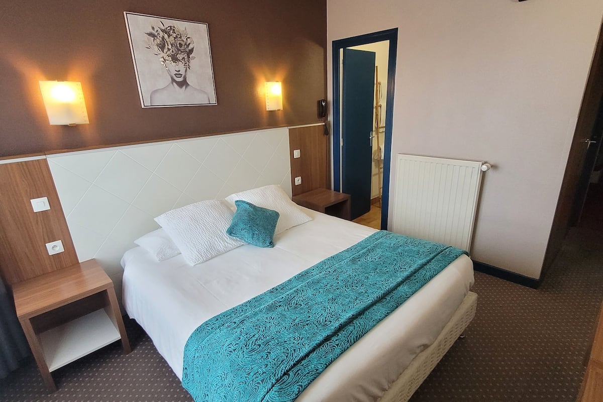 Premium bedding, Select Comfort beds, desk, free WiFi