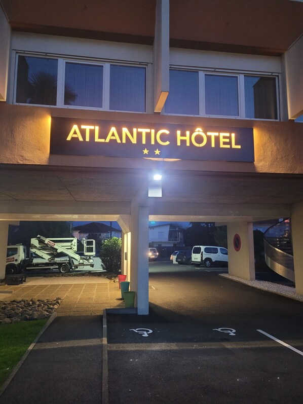Front of property - Citotel Atlantic Hotel (Pau)
