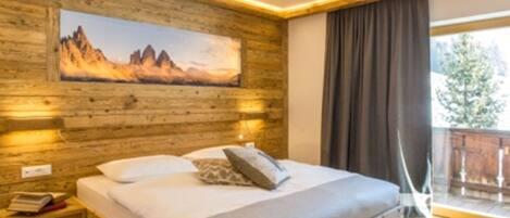 In-room safe, individually decorated, individually furnished, desk