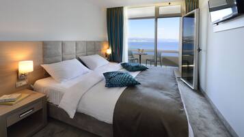 Double or Twin Room, Balcony, Sea View | Daunenbettdecken, Minibar, Zimmersafe, Schreibtisch