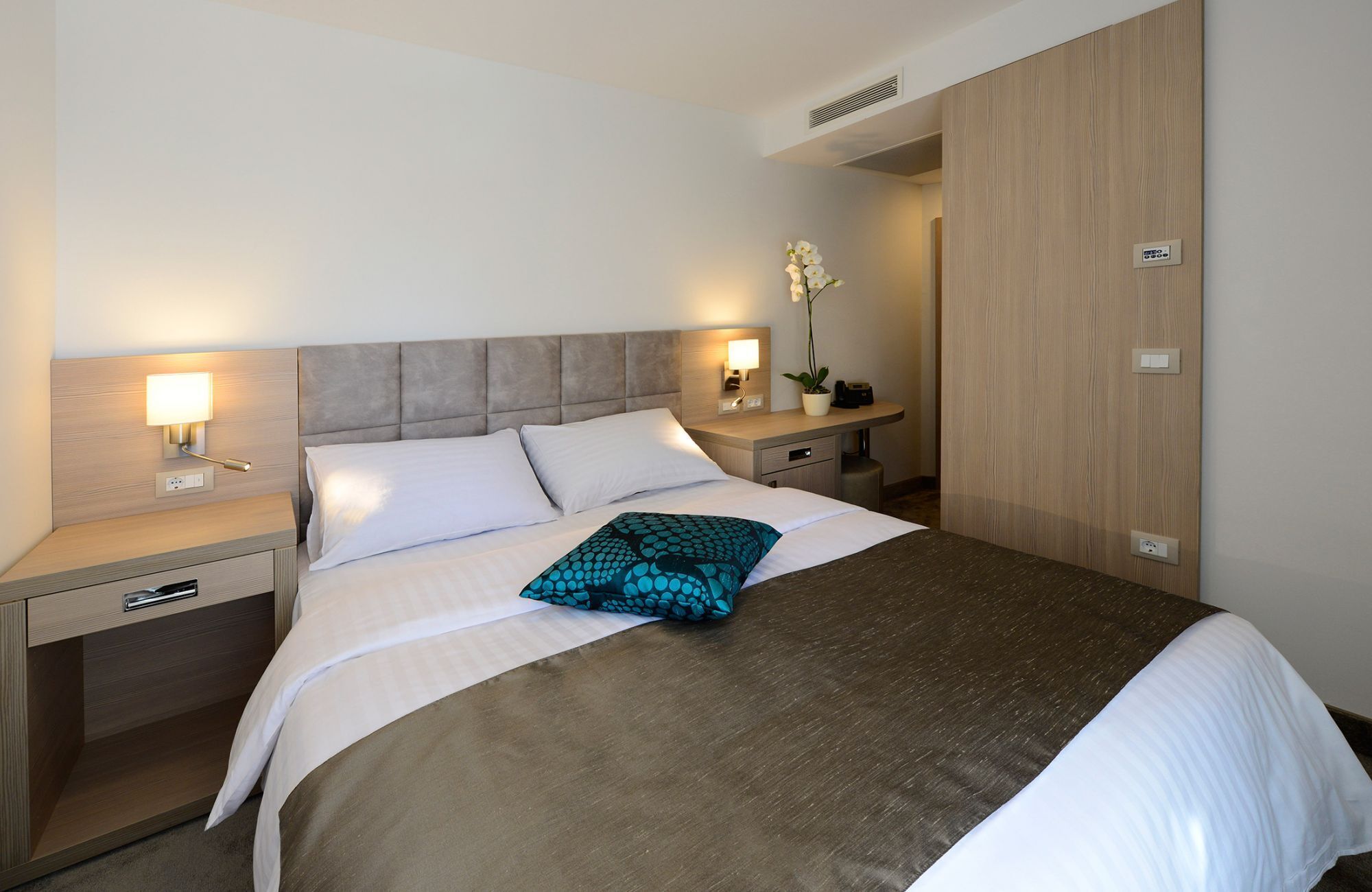 Habitación triple | Edredón, minibar, caja de seguridad en la habitación y escritorio 