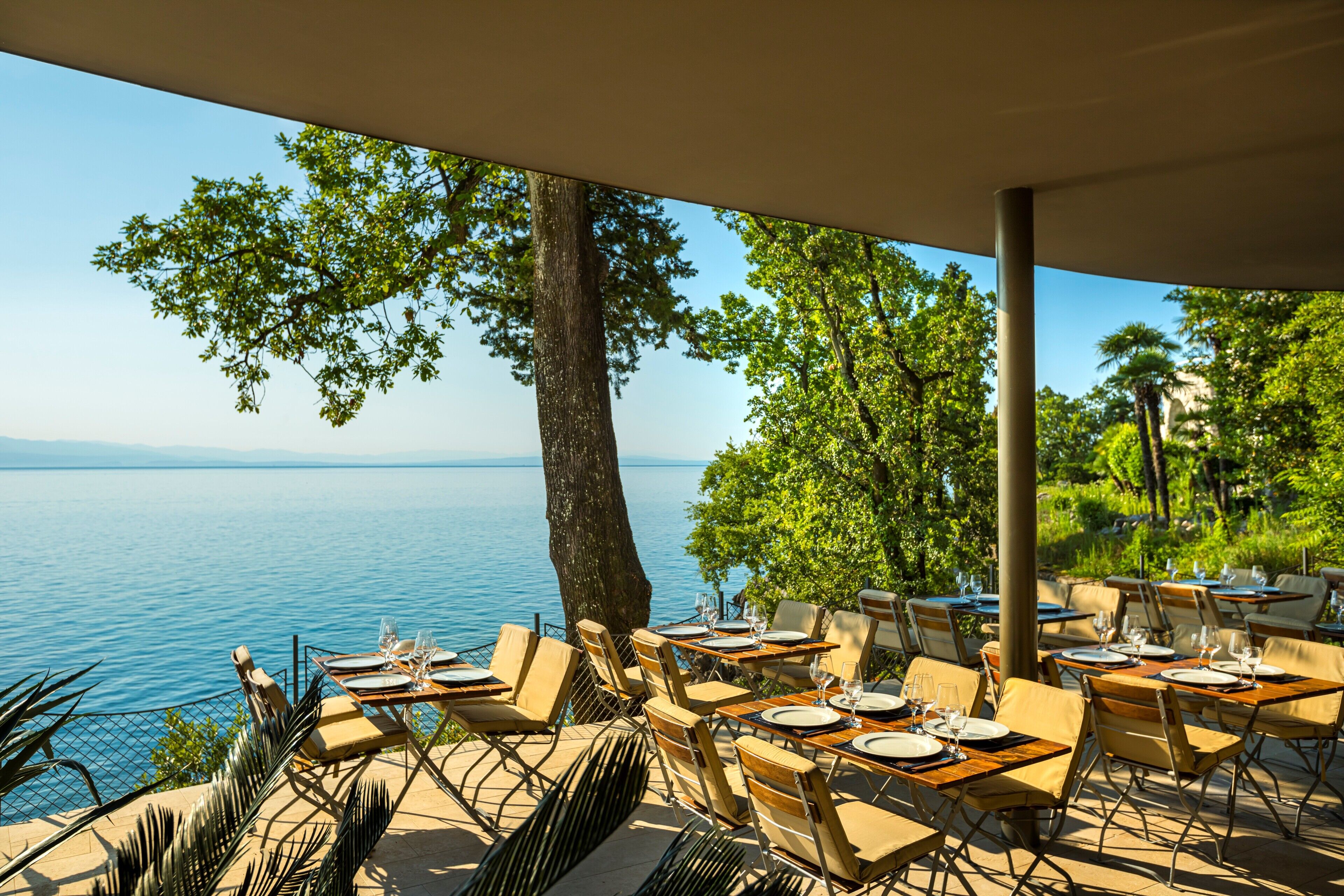 2 restaurantes; se sirve desayuno, almuerzo, cena y brunch