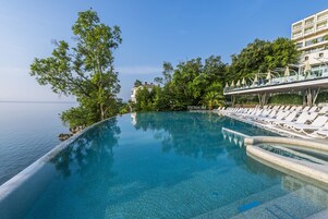 Una piscina techada, una piscina al aire libre de temporada