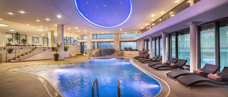 Een binnenzwembad en een seizoensgebonden buitenzwembad